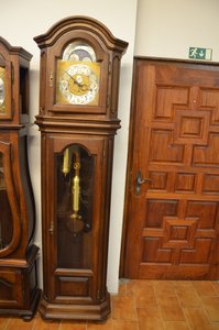 Rustikální stojací hodiny s vyřezávanými ornamenty a skleněným panelem, styl Klasicismus